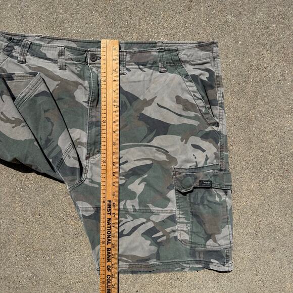 Wrangler Green Camo Stretch Cargo Shorts - Mens Size 46 Regular - Picture 8 of 8